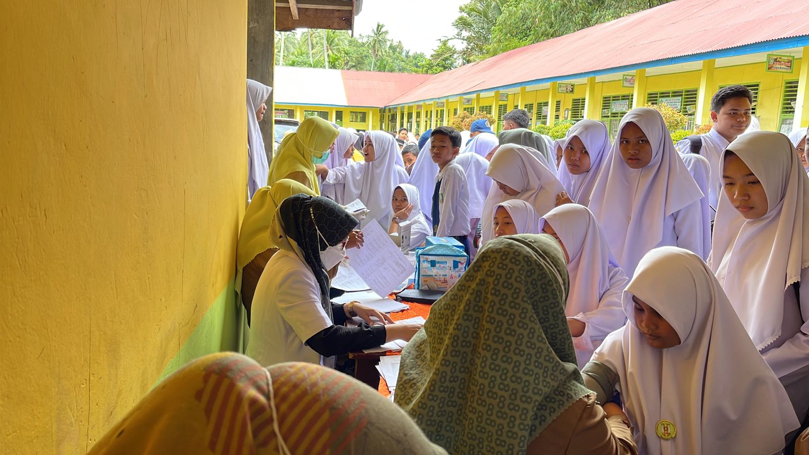 Pelaksanaan Vaksinasi di Kantor Camat Sutera,Puskesmas  Surantih, Puskesmas Kayu Gadang, SMP 1 Suter