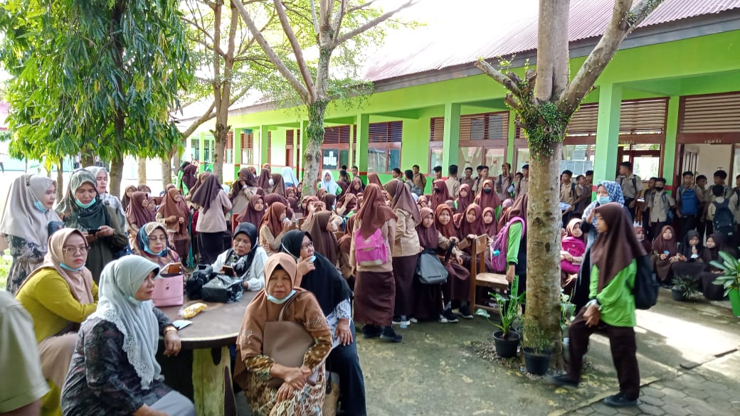 PELAKSANAAN VAKSINASI DI PUSKESMAS SURANTIH, KANTOR CAMAT SUTERA, DAN SMP 1 SUTERA