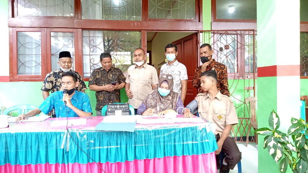 Monitoring pelaksanaan vaksinasi di SMP 1 Sutera