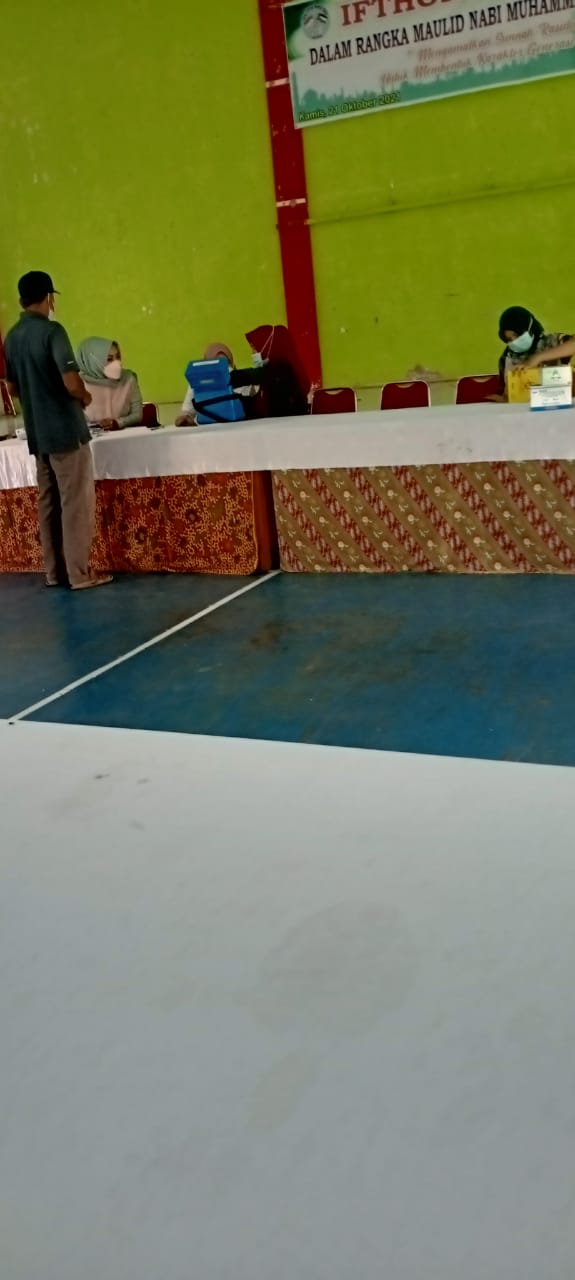 Pelaksanaan Vaksinasi di Kantor Camat Sutera,