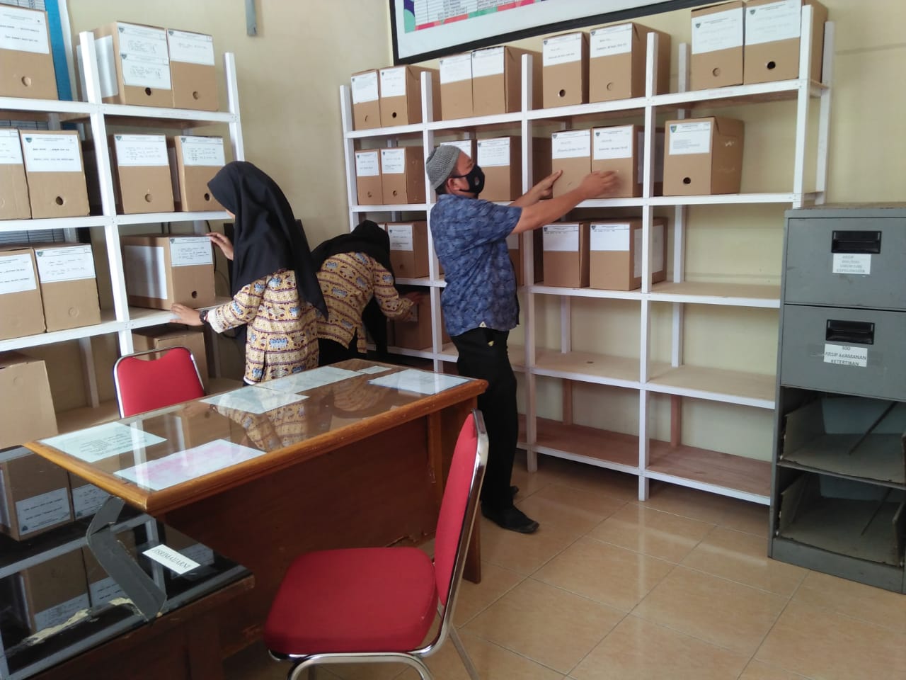 Penilaian Arsip Kantor Camat Sutera oleh Dinas Arsip dan Perpustakaan