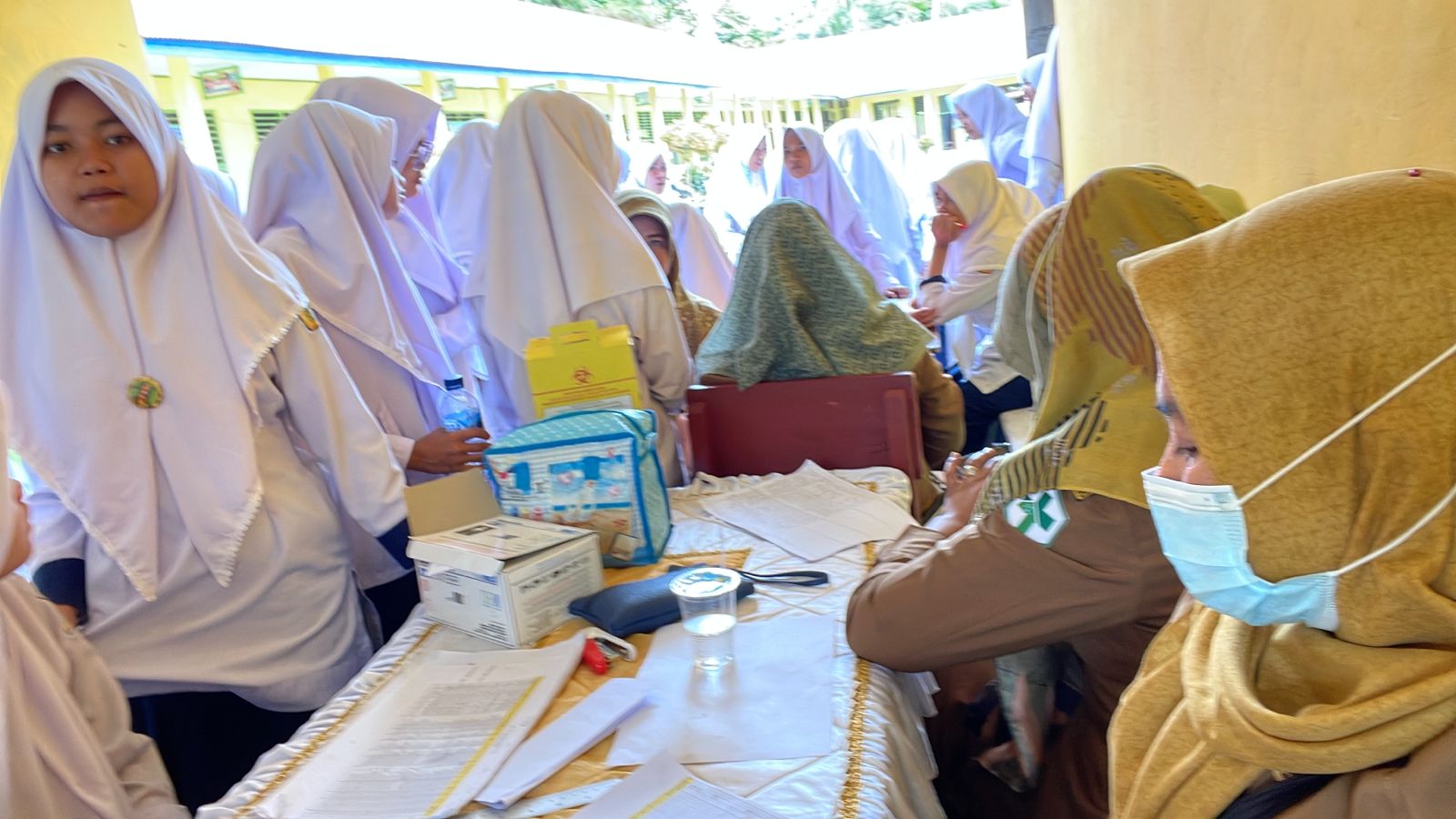 Monitoring vaksin di MTSn Surantih