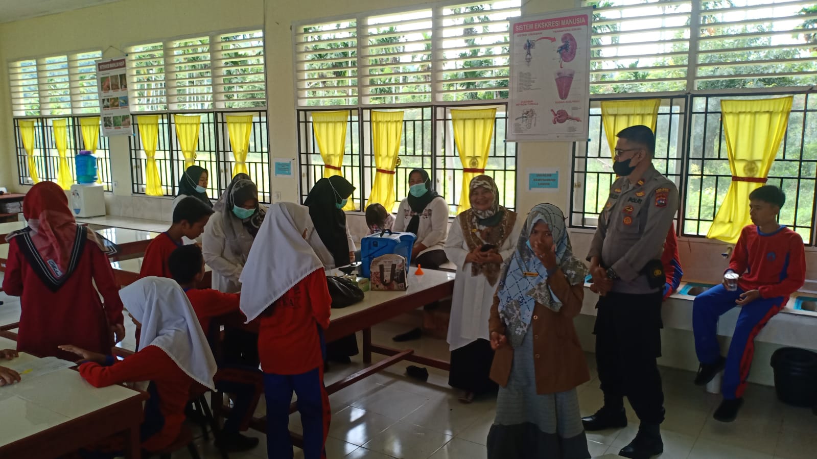 PELAKSANAAN VAKSINASI DI PUSKESMAS SURANTIH DAN SMP 08 KAYU GADANG