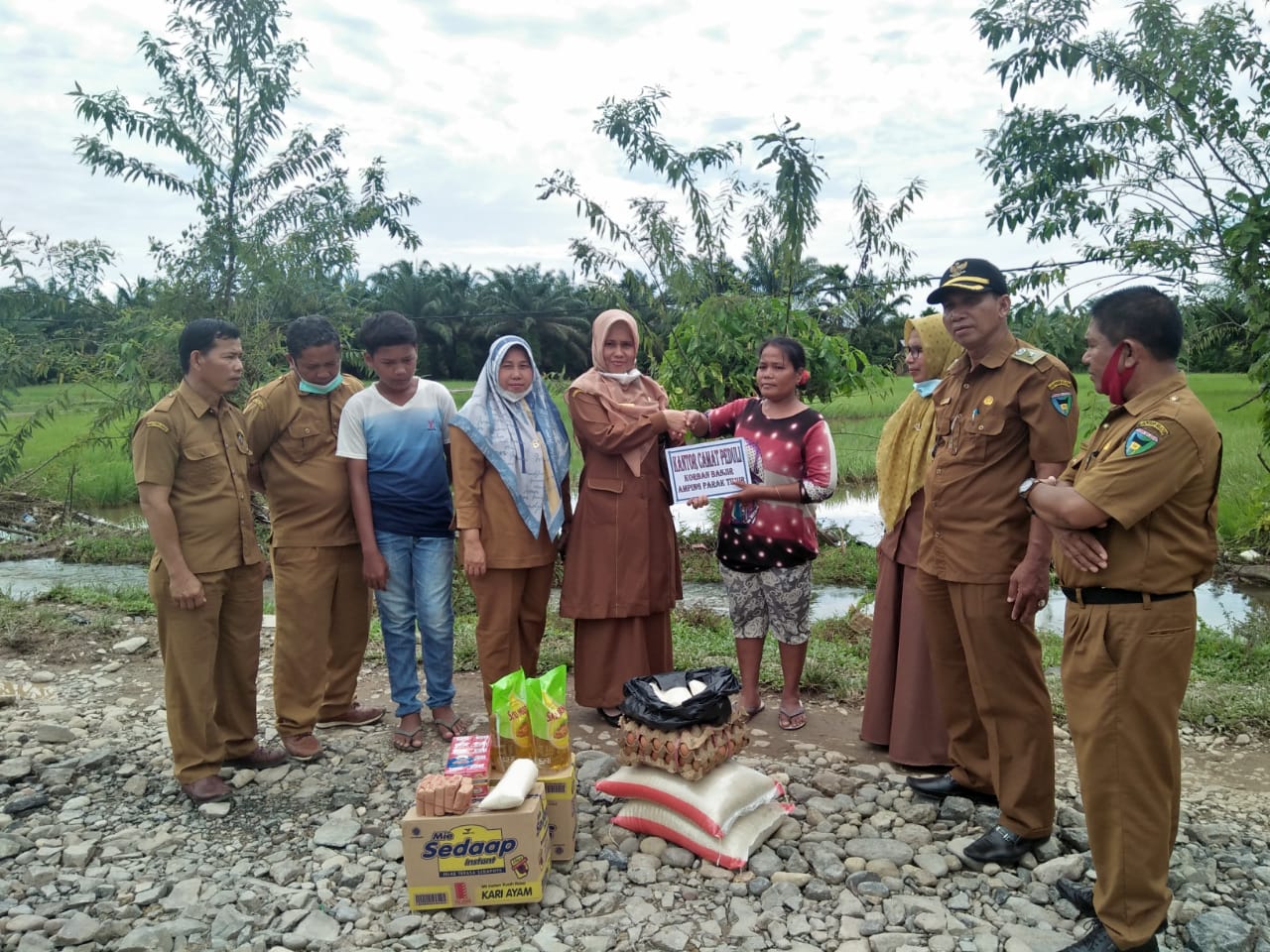 KUNJUNGAN CAMAT SUTERA PADA KORBAN BANJIR DI NAGARI AMPING PARAK TIMUR