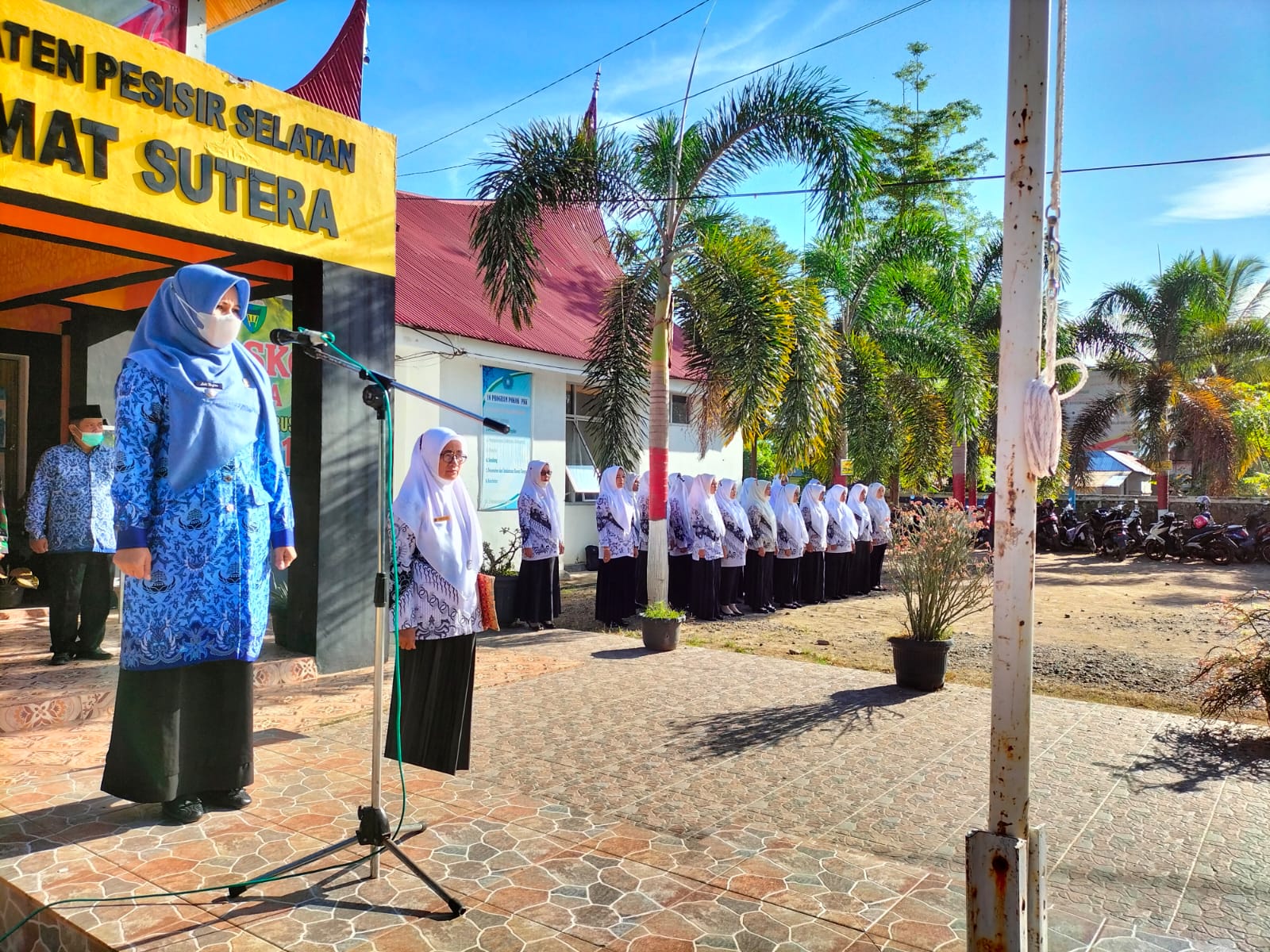 Pelaksanaan Upacara Hari Guru dan  Koorpri  di Kecamatan Sutera