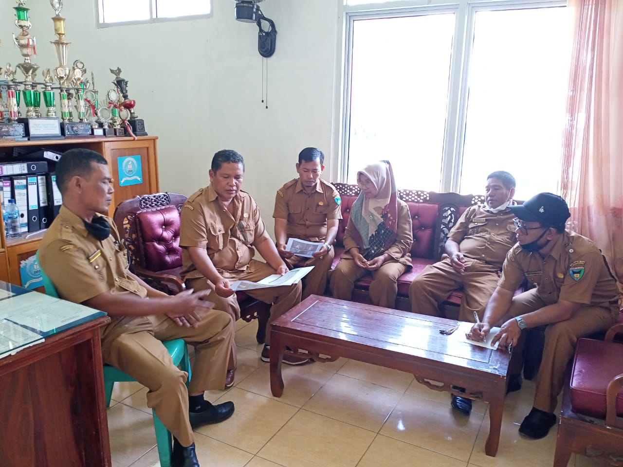 Rapat Koordinasi Sekcam dan Kasi Kantor Camat Sutera