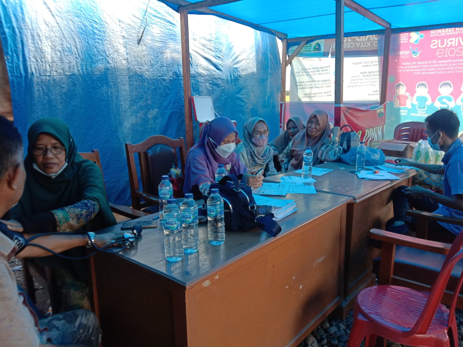 PELAKSANAAN VAKSINASI KEGIATAN MOBILE VAKSIN DI SMP 4 DAN PUSKESMAS