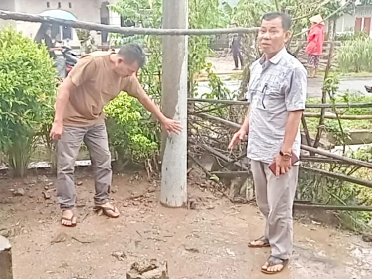 Pengecekkan yang dilakukan Bapak Camat Sutera tentang Fenomena Air Panas yang Bergelembung di Nagari